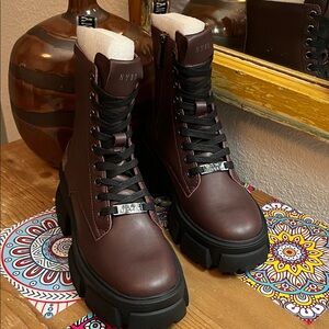 NEW Steve Madden Tanker Boots size 6